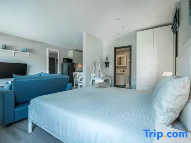 Studio Apartment by the Sea