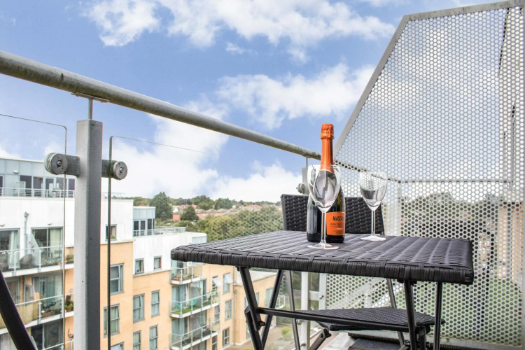 Contractor Apartment & Private Parking & Central Stevenage by Comfy Workers