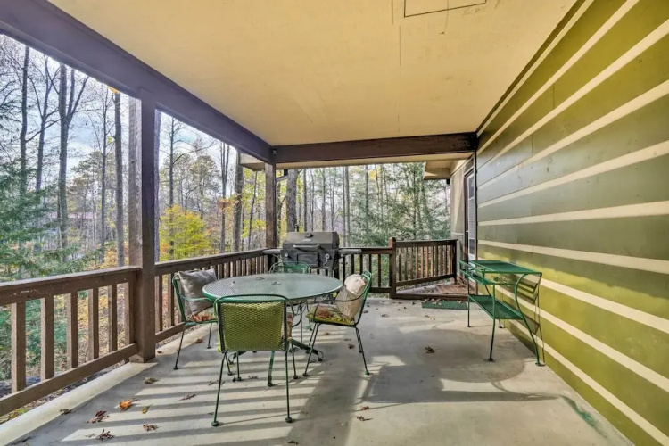 Woodsy Pigeon Forge Hideaway: Private Hot Tub
