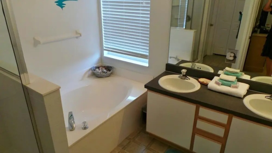 Ly53814 - Hampton Lakes - 5 Bed 4 Baths Villa