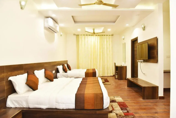 Goroomgo Hollywood Heights Amritsar