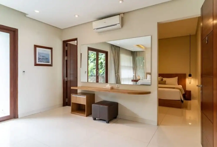 5 Bedrooms Villa