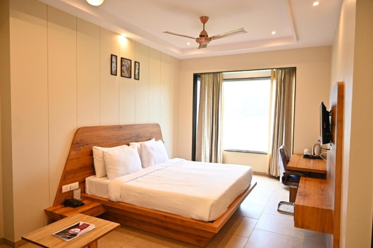 Standard Double room with lake view