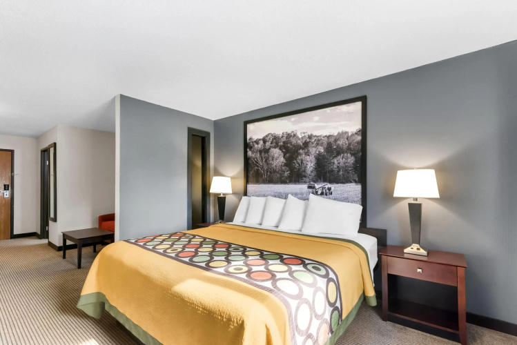 Super 8 by Wyndham Bloomington University Area