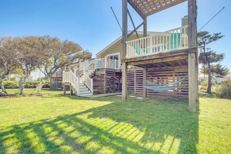 Coastal Home w/ Deck & Outdoor Shower