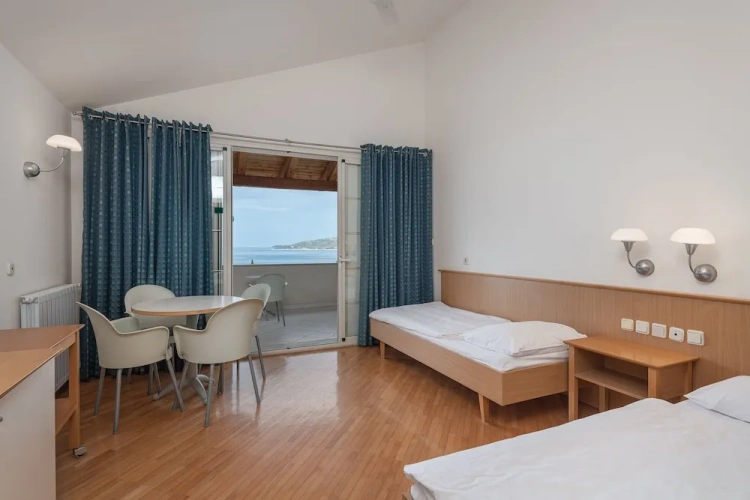 Economy Twin room with balcony and with partial sea view