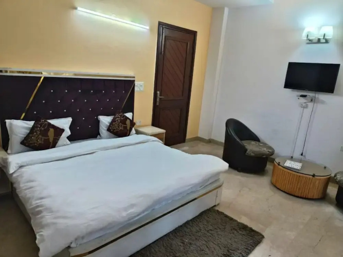 Goroomgo Noida Royal Residency