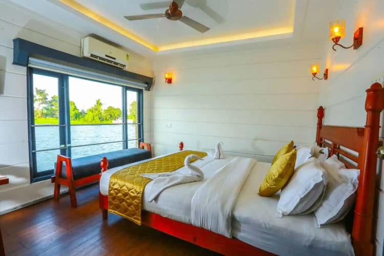 Cosy Houseboat
