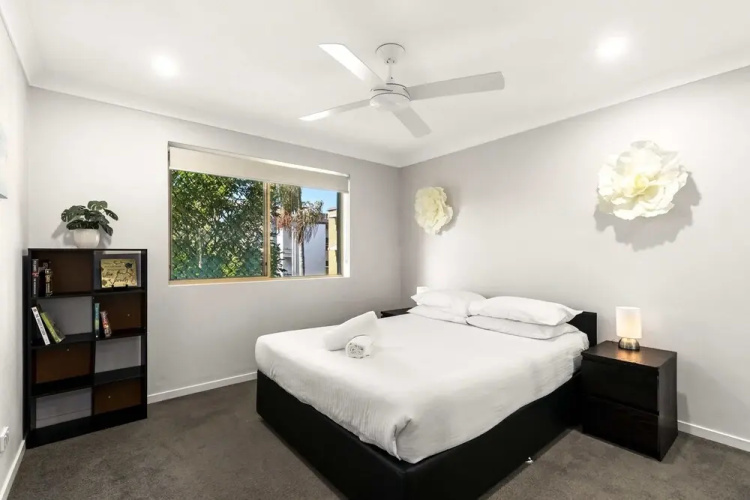Charming 3-bed Apartment Near Local Shops