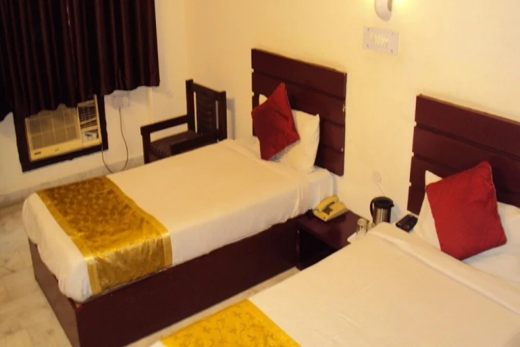 Standard Triple room