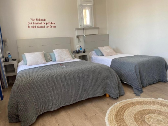 Standard Triple room with sea view