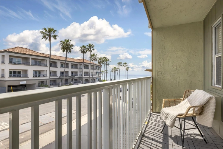Standard Quadruple room with balcony and with partial ocean view