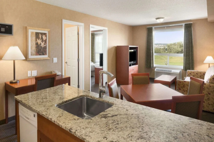 Days Inn & Suites Cochrane