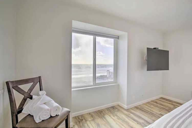Charming Oceanside Condo w/ Beach & Pool Access!