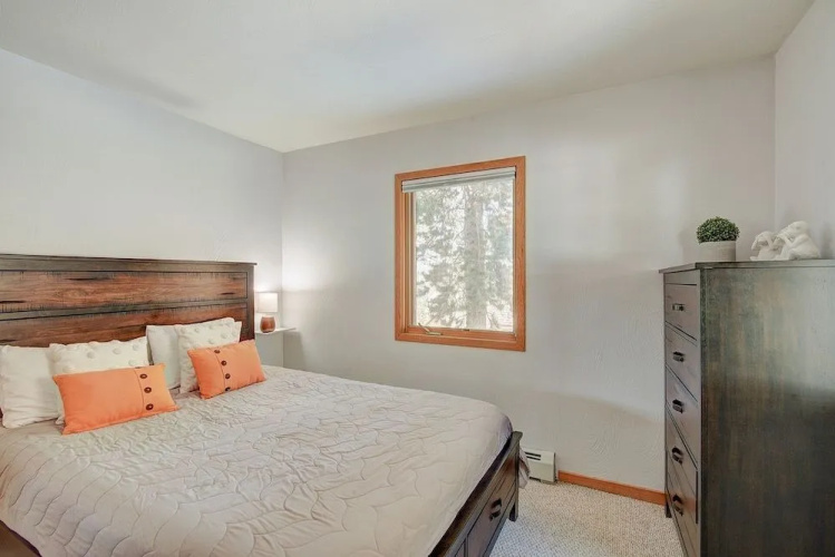 Bearing Tree 5 Br home by RedAwning