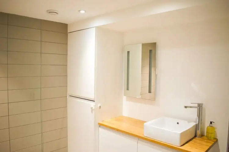 Bright And Modern 2 Bedroom Flat