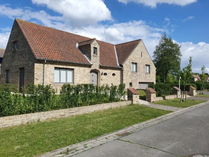 5 Bedrooms Cottage