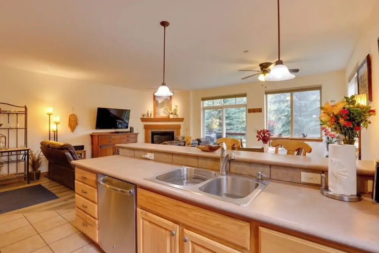 Ski & Explore: Silverthorne Gem w/ Hot Tub Access!