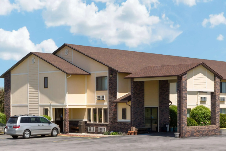 Super 8 by Wyndham Perry IA