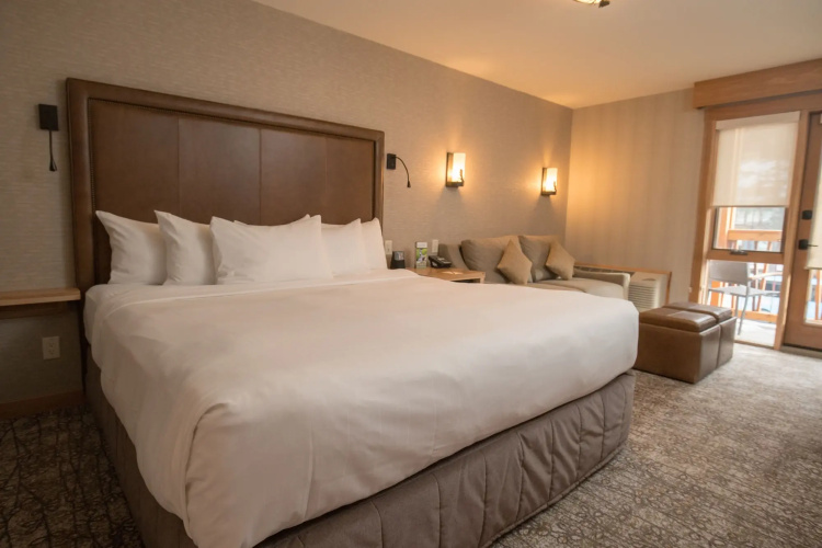 Moose Hotel And Suites
