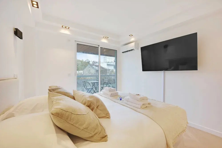 Charming Apt With AC & Balcony