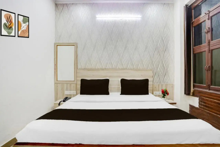 OYO 16721 Divine Hotel