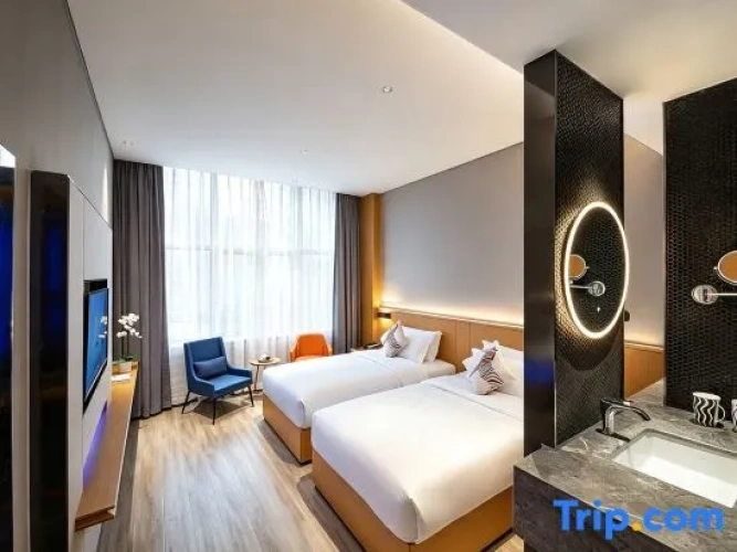 Standard Double room with street view