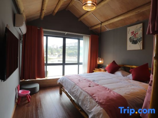 Quadruple Family Suite with lake view