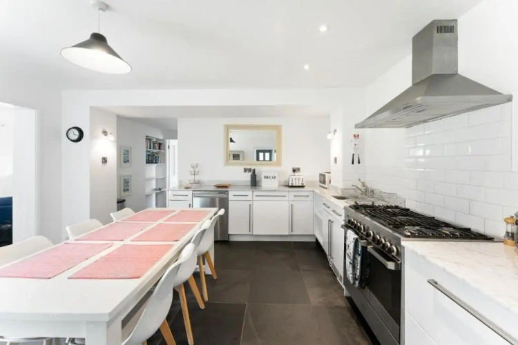 4 Bedrooms Holiday Home