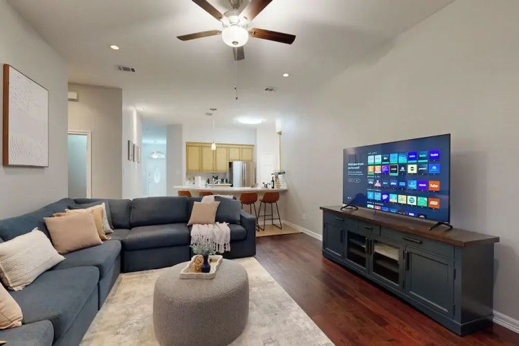 4 BR Spacious Modern Home w/ Game Room & Wifi