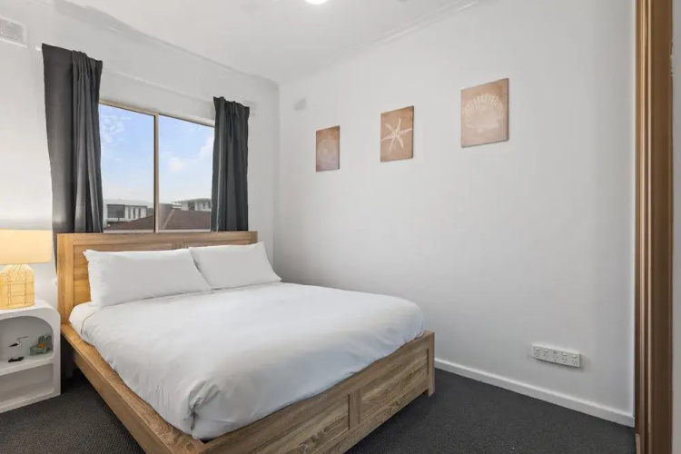 Beachside 2-bed Apartment With Balcony Views