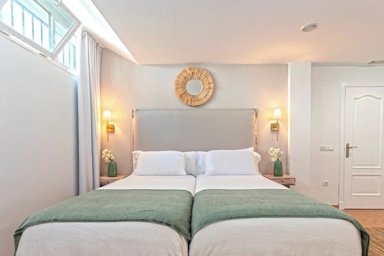 6 Bedrooms Villa
