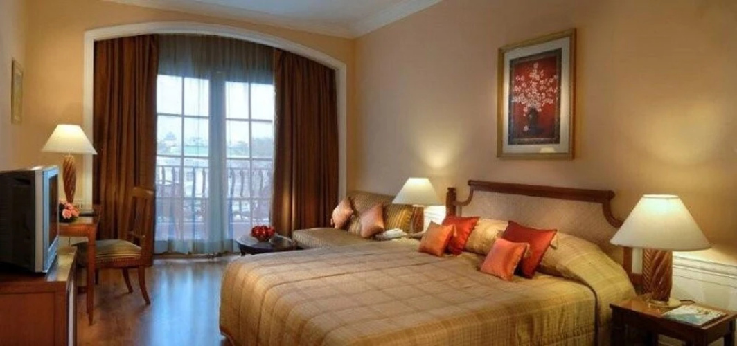 DLF Club 4