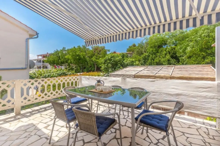 2 Bedrooms Apartment with sea view