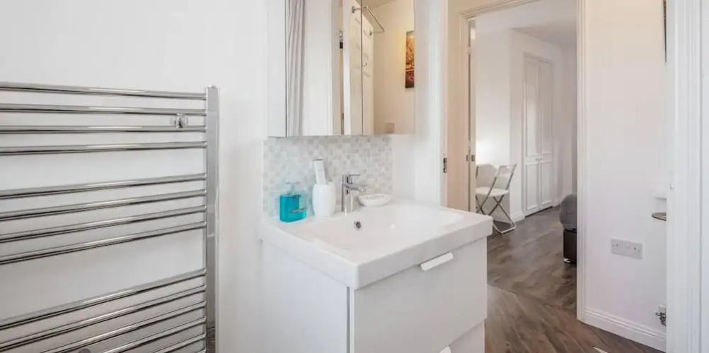 2 Bed Apartment Sleeps 5 - Wifi, Free Parking