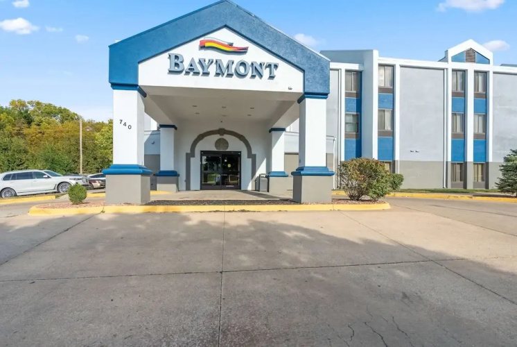 Baymont Inn & Suites Lawrence - Lawrence, KS