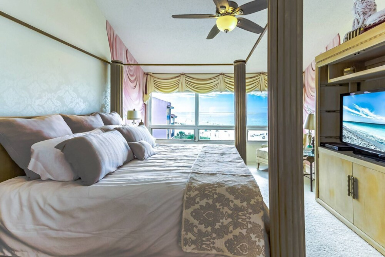 Siesta Breakers Penthouse on the Beach