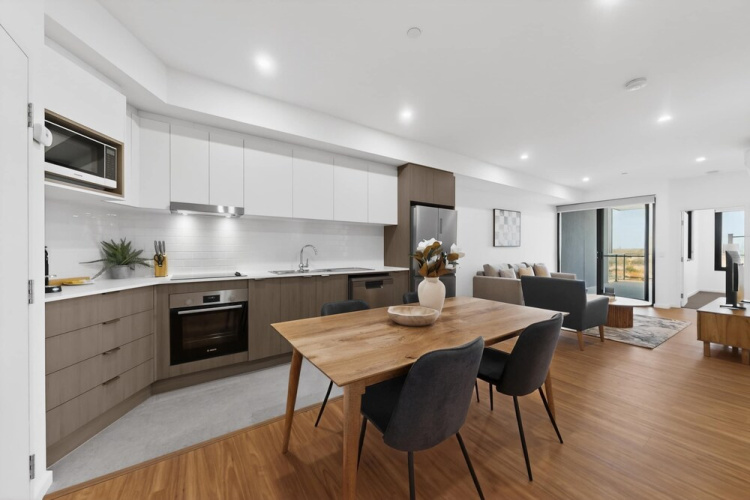 Bright Newly 2 Bed Apartment With Balcony Views