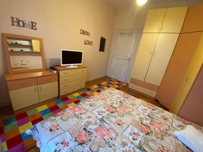 Fantastic 2 Bedroom Apartment - Top Center