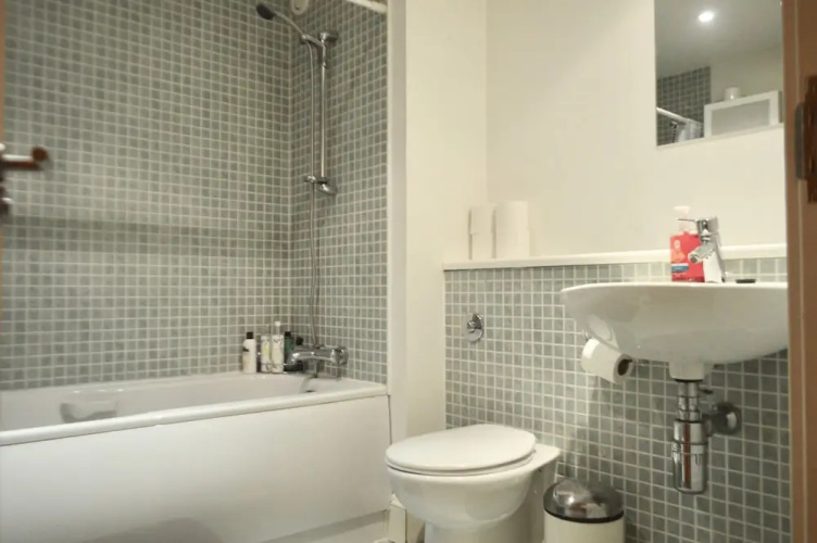 3 Bedroom Flat In Leith