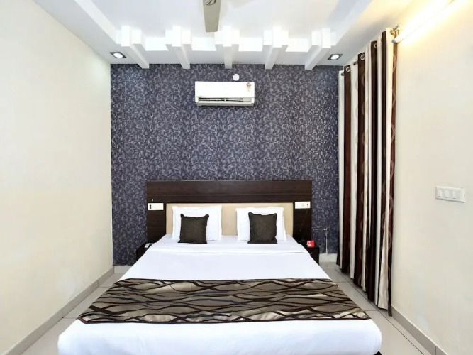 OYO 11844 Silver Star