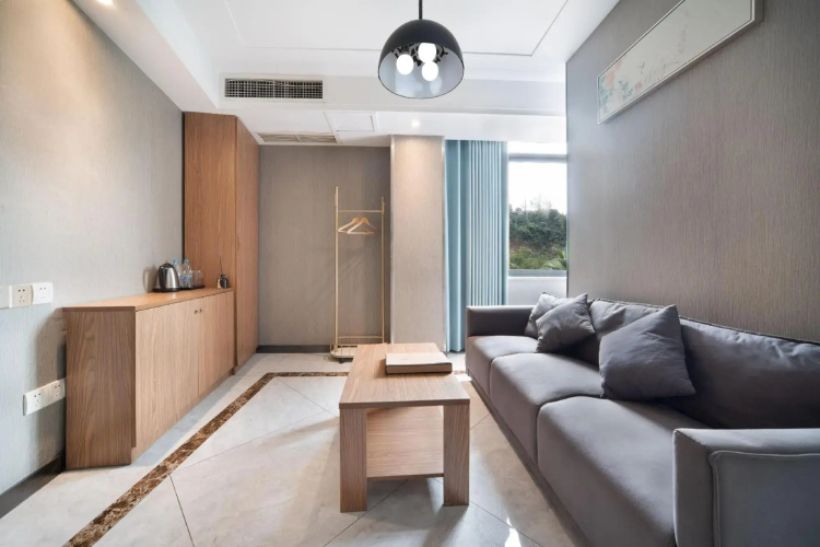 Lizhi Holiday Hotel