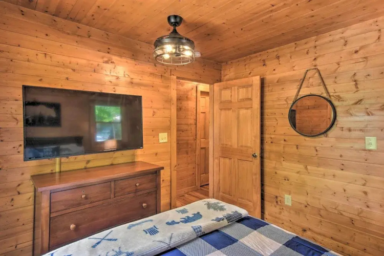 Lakefront Glass House Cabin w/ Mountain Views!