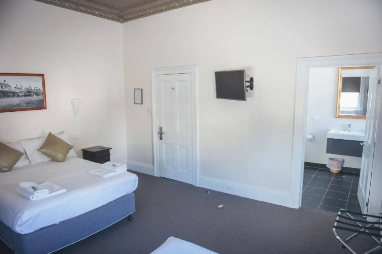 Deloraine Hotel