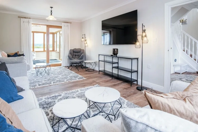 5 Bedrooms Cottage