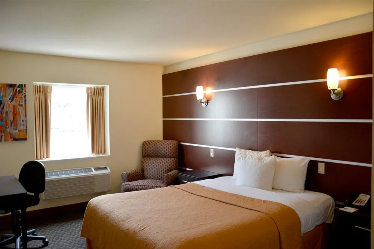 Days Inn & Suites Milwaukee