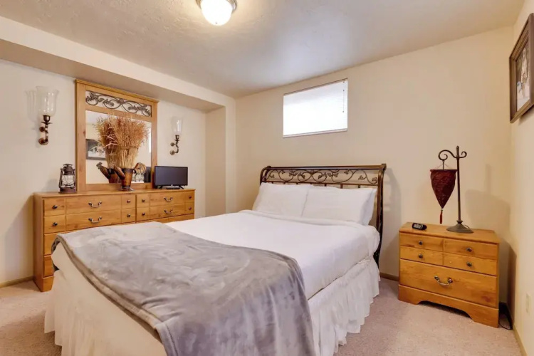 Parowan Escape With 2 Game Rooms, Deck & Yard!