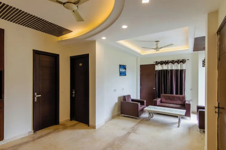 FabHotel Mannat Residency Sec 52