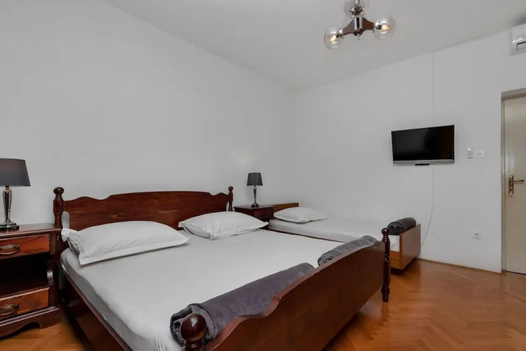 Apartments Čobrnić