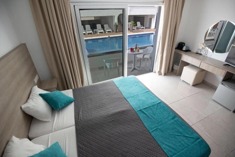 Triple room with pool view